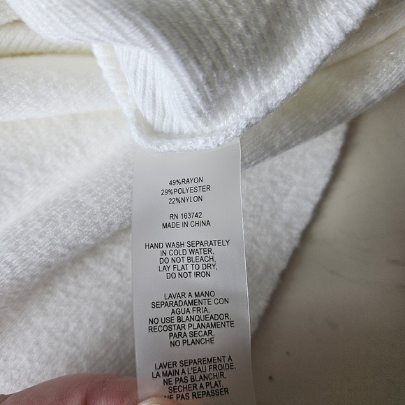 Elegant White V-Neck Sweater - Picture 7 of 8